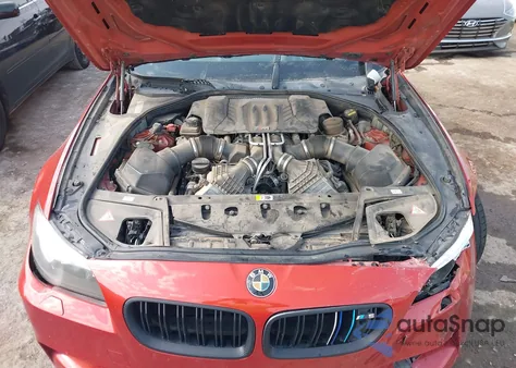 2015 BMW M5 из США, поврежденный, VIN WBSFV9C54FD594268